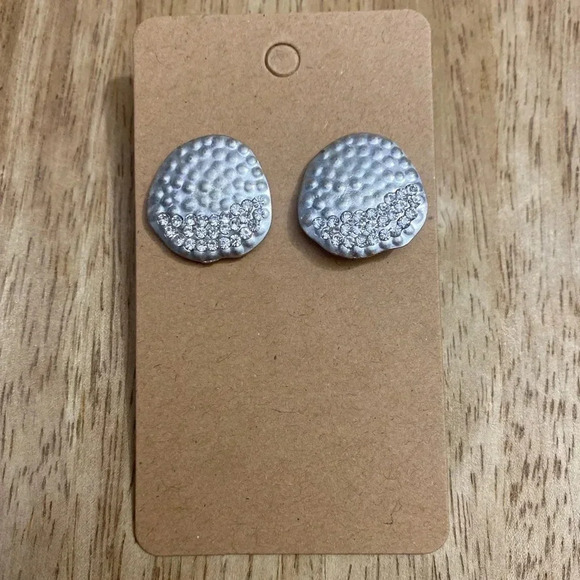 🆕Silver Tone Stud Earrings🆕 - Picture 1 of 2